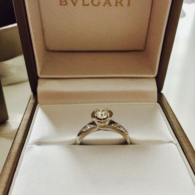 【ブルガリ(BVLGARI)の口コミ】 個性的なデザインではなくシンプルなものをと考えていた中で、一粒ダイヤ…