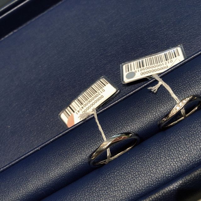 【銀座ダイヤモンドシライシの口コミ】 シンプルでダイヤモンドの流れている
デザインが素敵でした。
ひとつひと…