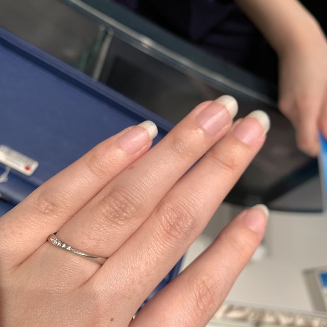 【銀座ダイヤモンドシライシの口コミ】 半分だけダイヤが入っているタイプのアミュレットというリングを試着させ…