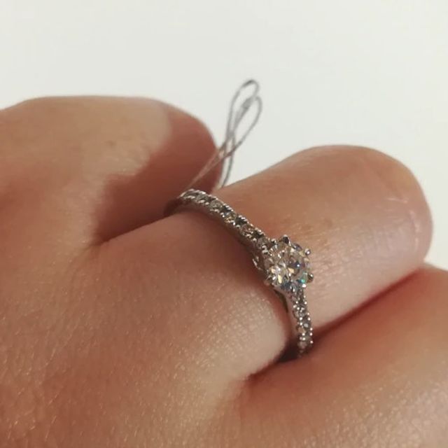 【BRILLIANCE+(ブリリアンスプラス)の口コミ】 センターのダイヤが大きく存在感があり、ストレートのラインでリングを探…