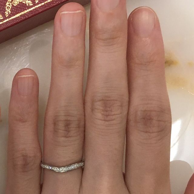 【カルティエ(Cartier)の口コミ】 ウェーブがかったデザインは元々はあまり候補にしていませんでしたが、こ…