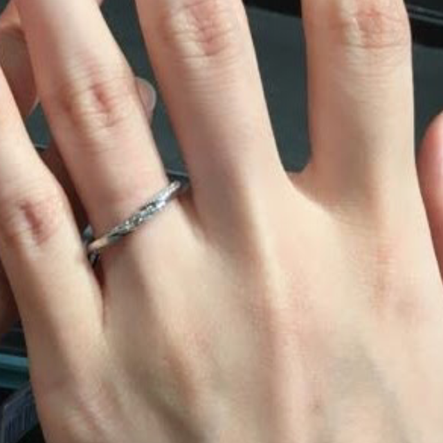 【エクセルコダイヤモンド(EXELCO DIAMOND)の口コミ】 ウェーブではなくストレートなデザインで指輪を探していましたが、こちら…