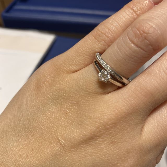 【銀座ダイヤモンドシライシの口コミ】 手前から見ても、後ろから見てもダイヤが見えるデザインが気にいり、購入…