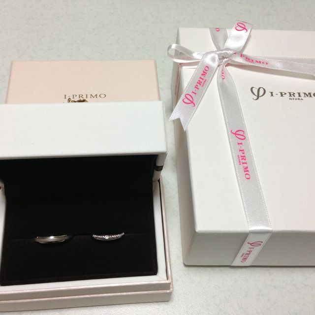 【アイプリモ(I-PRIMO)の口コミ】 メレダイヤをリングの片側に敷き詰めた、シンプルでいてゴージャスなデザ…