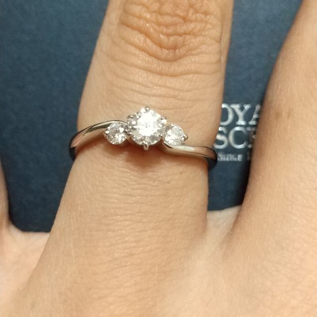 【ROYAL ASSCHER(ロイヤル・アッシャー)の口コミ】 ネット検索の時点では、ストレートのダイアモンド1つのデザインを第一候補…