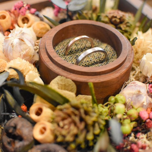 【鎌倉彫金工房の口コミ】 平打ちのヘアラインというデザインにしました。
上品な印象があり、とても…