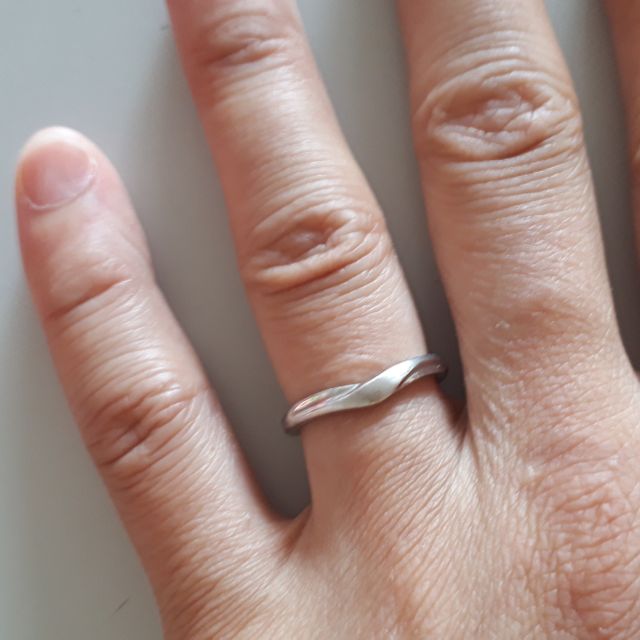 【銀座ダイヤモンドシライシの口コミ】 いろんな形や色あいな指輪があって、最初は、どーしていいかわからなかっ…