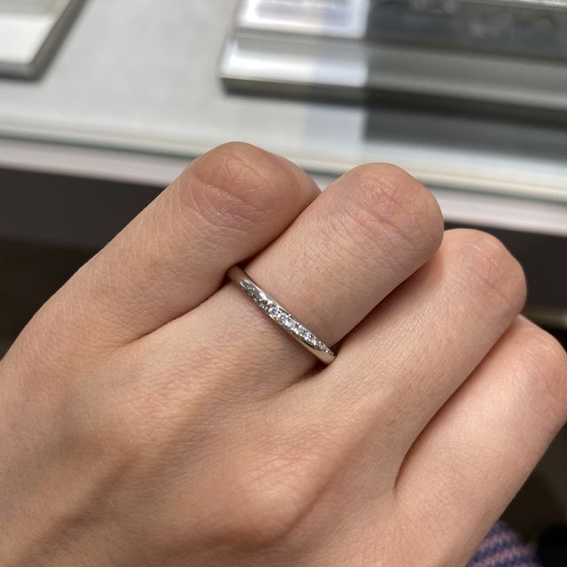 【銀座ダイヤモンドシライシの口コミ】 かなりの細めのデザインで普段指輪をあまり付けない私でも、違和感無く付…