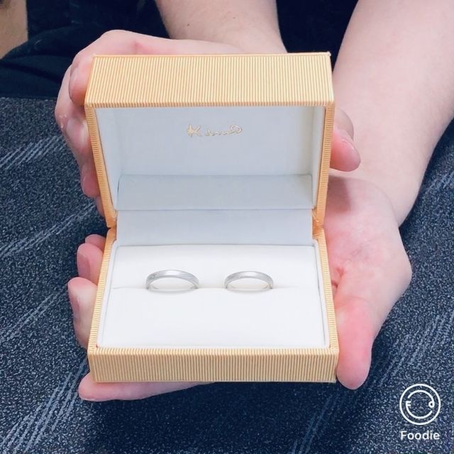 【ケイウノ ブライダル(K.UNO BRIDAL)の口コミ】 シンプルで、主張の強すぎない個性のあるものを探したところ、木目金のデ…