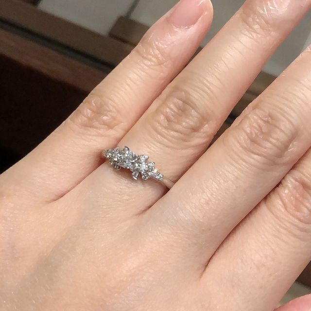 【銀座ダイヤモンドシライシの口コミ】 特徴的なデザインで、サイドのダイヤがセンターダイヤを更に引き立てて、
…