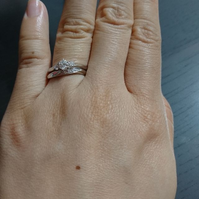 【銀座ダイヤモンドシライシの口コミ】 セットリングが気になり店舗に見に行きました。指輪を探し初めて１店舗目…