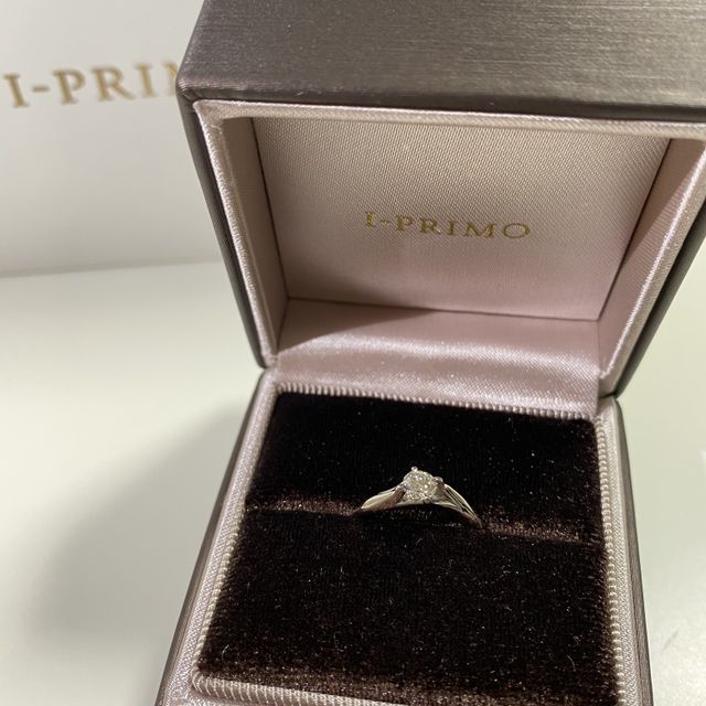 【アイプリモ(I-PRIMO)の口コミ】 4爪でありダイアモンド全体が見えるため、光を取り込むことができ、光を最…
