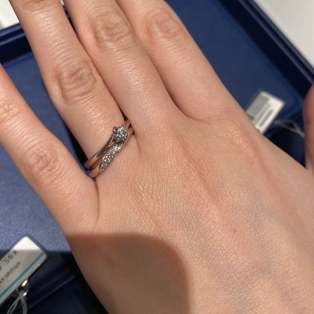 【銀座ダイヤモンドシライシの口コミ】 地金のウェーブに合わせて横に長く細かいダイヤモンドが散りばめられてい…