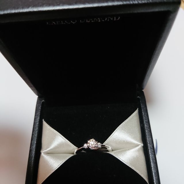 【エクセルコダイヤモンド(EXELCO DIAMOND)の口コミ】 希望したダイヤに近いものがあり、考えていた予算と近かった
試着して指に…