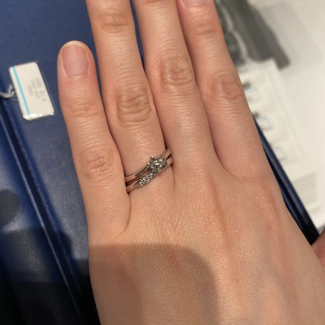 【銀座ダイヤモンドシライシの口コミ】 ウェーブのデザインで探しており、ウェーブの２つのラインにダイアモンド…