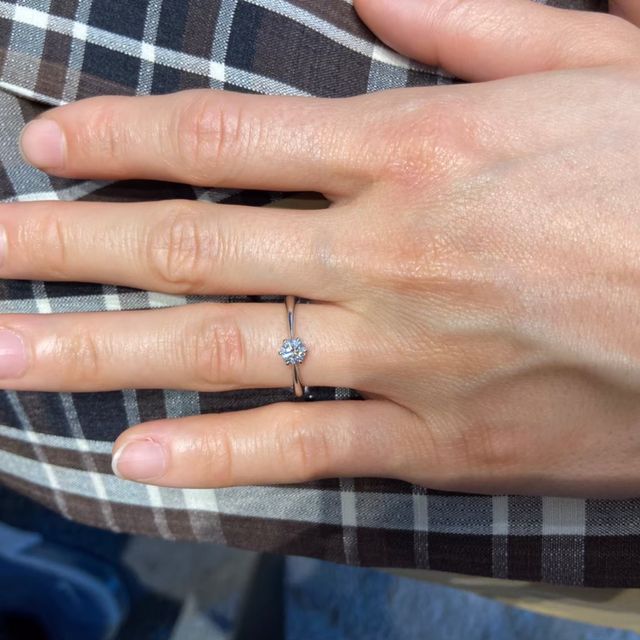 【ラザール ダイヤモンド(LAZARE DIAMOND)の口コミ】 シンプルでダイヤ1石の王道、婚約指輪です。
これから先も年を重ねても長…