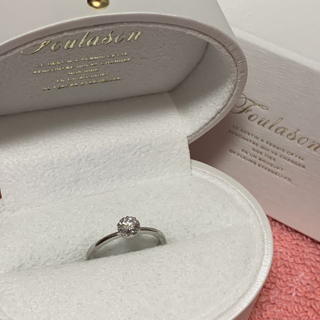【Foulason(フレゾン)の口コミ】 ギラギラしたThe婚約指輪というものが苦手で華奢なものを探していました。…
