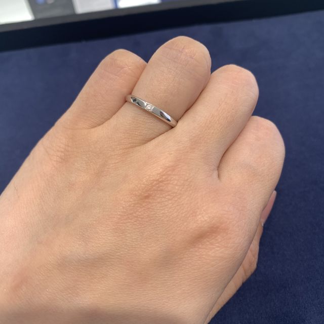 【4℃ BRIDAL(ヨンドシーブライダル)の口コミ】 若干スクエアにも見えるデザインがとてもオシャレで、シンプルなのに少し…