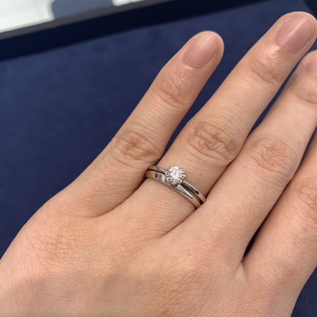 【4℃ BRIDAL(ヨンドシーブライダル)の口コミ】 若干スクエアにも見えるデザインがとてもオシャレで、シンプルなのに少し…