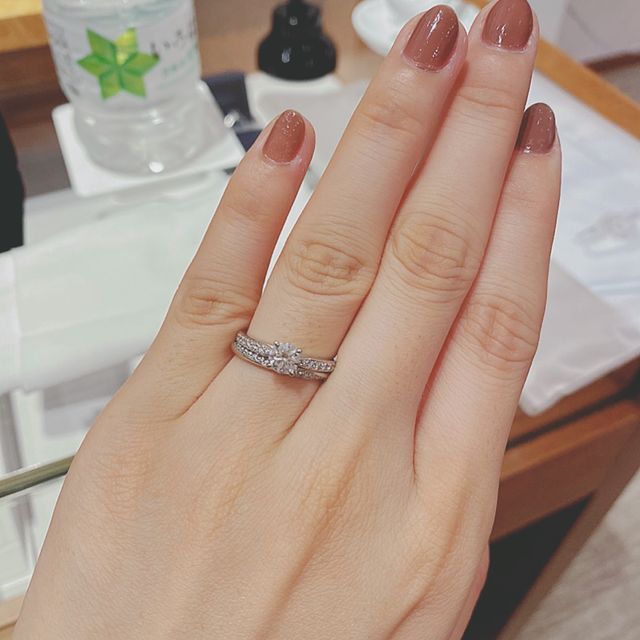 【銀座ダイヤモンドシライシの口コミ】 【指輪のデザイン】
中央のダイヤとリング部分のダイヤがあり、どこから見…