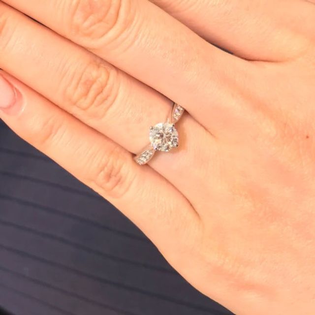 【GALA JEWELRY(ガラジュエリー)の口コミ】 メレダイヤの輝きもしっかりとしており、存在感のあるリングです。センタ…