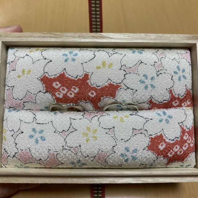 【杢目金屋(もくめがねや)の口コミ】 まず、結婚雑誌のチラシで見て、ほかではあまり見ない感じの木目という、…