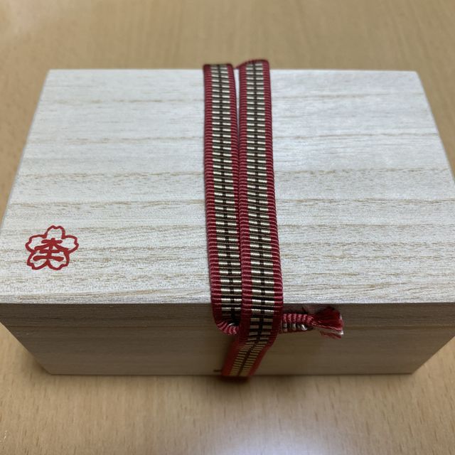 【杢目金屋(もくめがねや)の口コミ】 まず、結婚雑誌のチラシで見て、ほかではあまり見ない感じの木目という、…