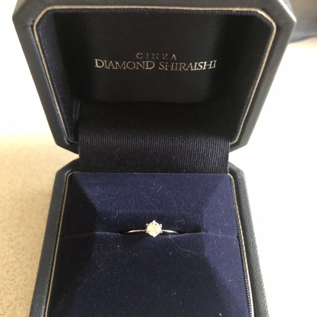 【銀座ダイヤモンドシライシの口コミ】 プラチナでストレートライン、幅は細めの指輪を選びました。とてもシンプ…