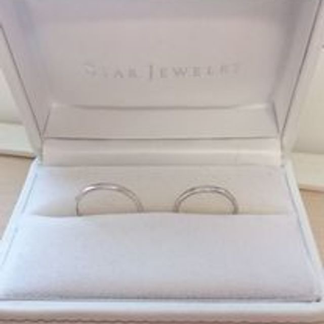 【STAR JEWELRY(スタージュエリー)の口コミ】 ダイヤモンドがたくさん付いてるけど、シルエットがシンプルな結婚指輪が…