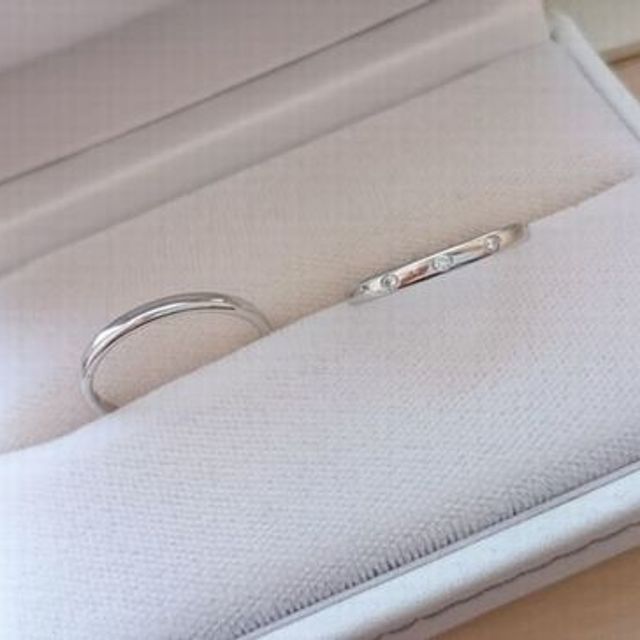 【STAR JEWELRY(スタージュエリー)の口コミ】 ダイヤモンドがたくさん付いてるけど、シルエットがシンプルな結婚指輪が…