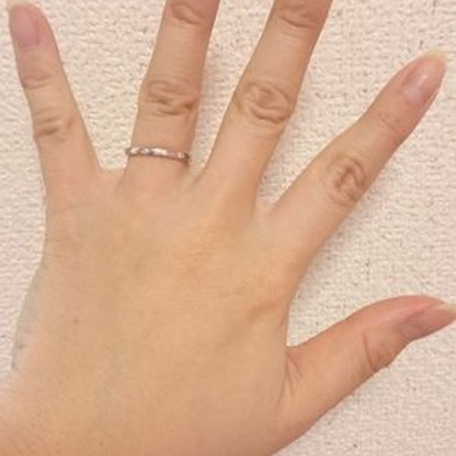 【STAR JEWELRY(スタージュエリー)の口コミ】 ダイヤモンドがたくさん付いてるけど、シルエットがシンプルな結婚指輪が…