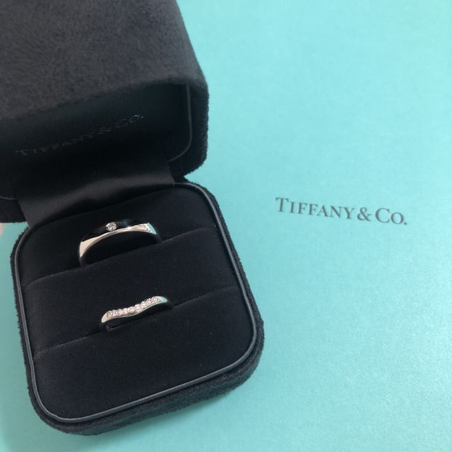 【ティファニー(Tiffany & Co.)の口コミ】 婚約指輪をTiffanyのハーモニーを貰ったので重ね付けができるカーブのある…