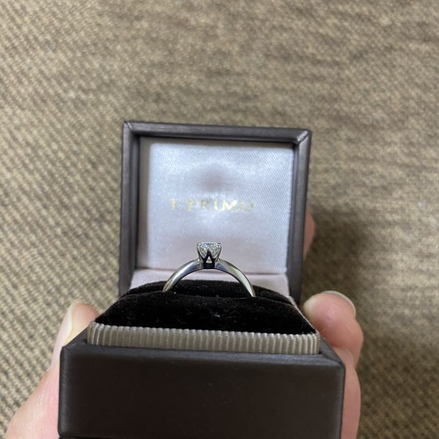 【アイプリモ(I-PRIMO)の口コミ】 シンプルで王道デザイン。高さがあって、婚約指輪だけでつけるにはちょっ…