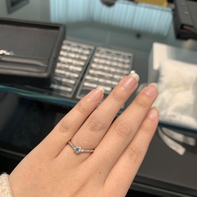 【エクセルコダイヤモンド(EXELCO DIAMOND)の口コミ】 ダイヤモンドの輝きがとても強いと感じました。他のブランドもたくさん見…