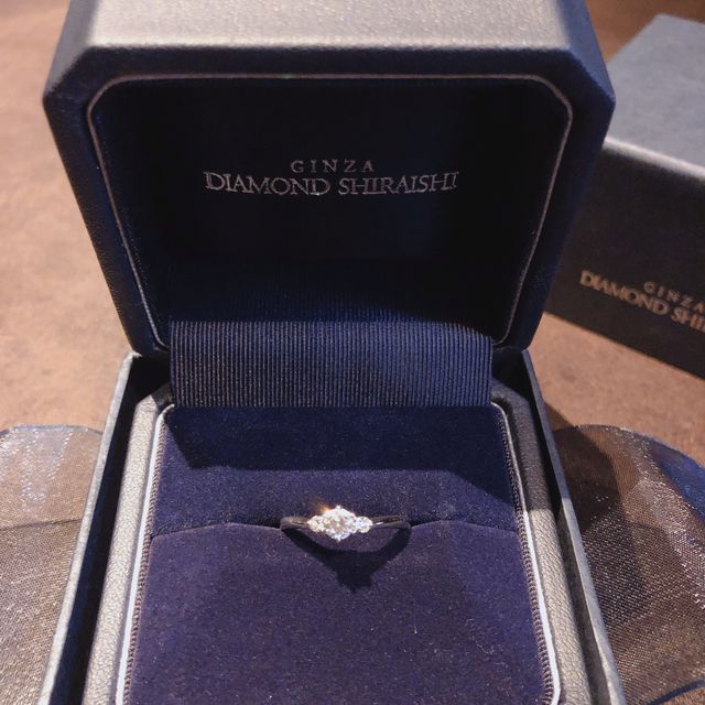 【銀座ダイヤモンドシライシの口コミ】 シンプルなデザイン、細さ、指につけた時の違和感の無さ（指とのバランス…