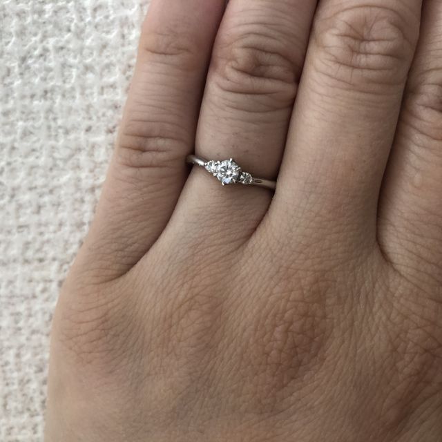 【銀座ダイヤモンドシライシの口コミ】 シンプルなデザイン、細さ、指につけた時の違和感の無さ（指とのバランス…