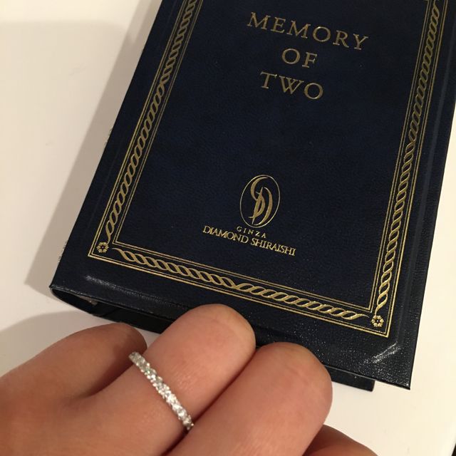 【銀座ダイヤモンドシライシの口コミ】 結婚指輪と重ねてつけることができるのでエタニティリング希望でした。
シ…