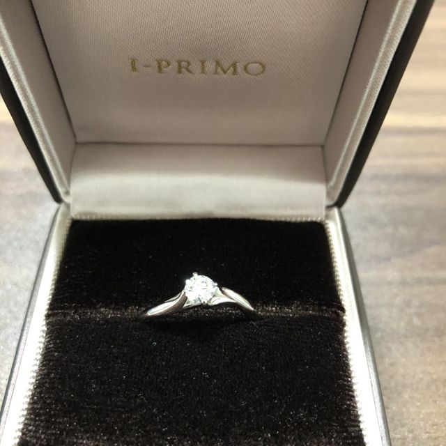 【アイプリモ(I-PRIMO)の口コミ】 ダイヤを四方八方から観れるデザインを選びました。
ダイヤを強調できて、…