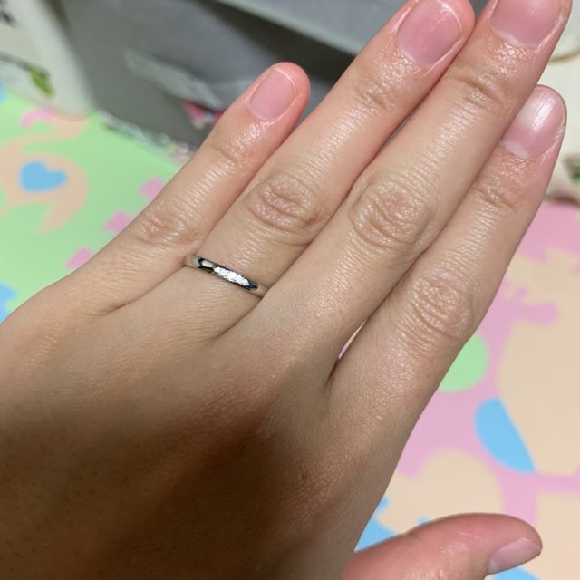 【アイプリモ(I-PRIMO)の口コミ】 デザインが控えめなのに品があって子育てしてるのでダイヤが指に引っかか…