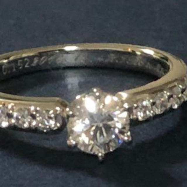 【銀座ダイヤモンドシライシの口コミ】 リングの形状や、デザインが、とっても豪華で、華やかで、キラキラしてい…