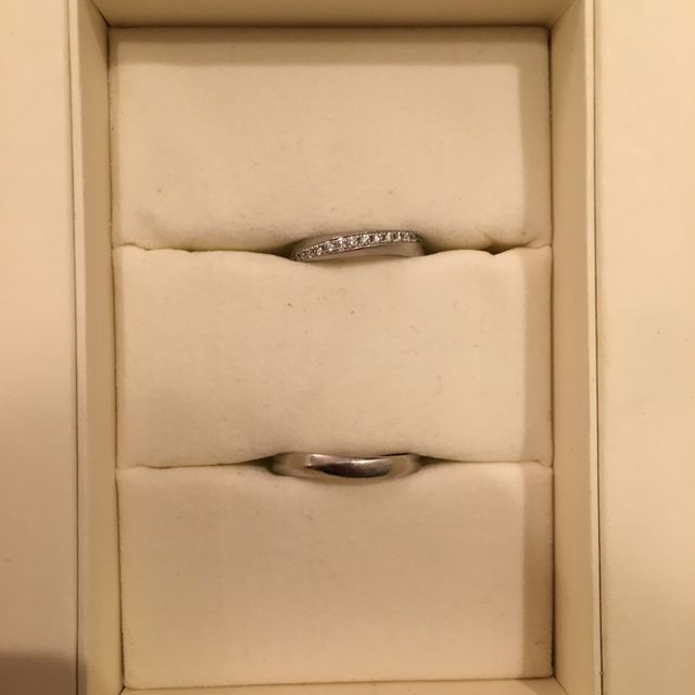 【Dolfani(ドルファーニ )の口コミ】 まずデザインですが、主人はシンプルなものが希望でした。
私はダイヤ入り…