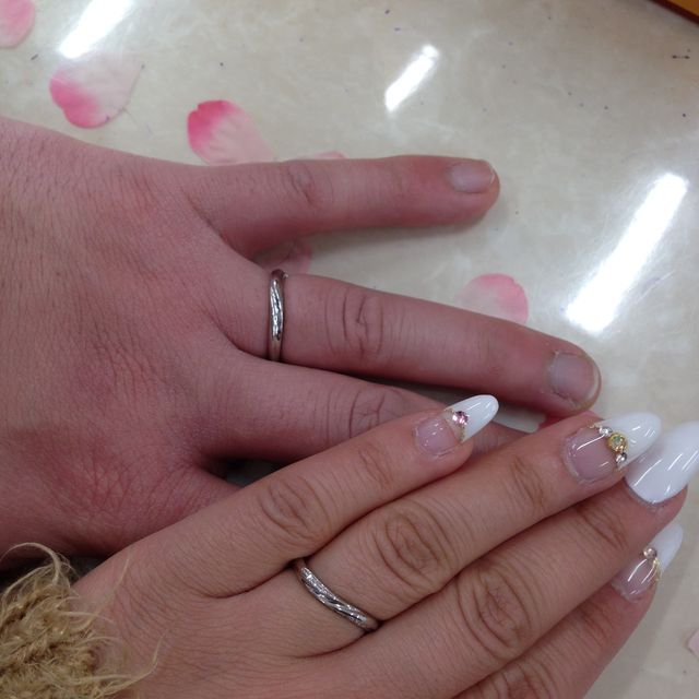 【銀座ダイヤモンドシライシの口コミ】 私(新婦)の指は太く色黒、ゴツゴツで短く、指輪なんて本当に似合わない指…