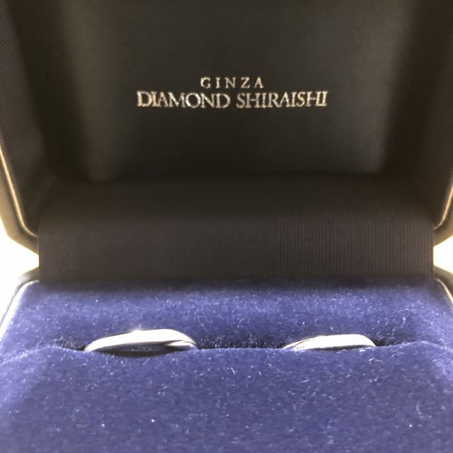 【銀座ダイヤモンドシライシの口コミ】 他には無いデザインと着け心地の良さに惹かれました。2人とも細めのデザイ…