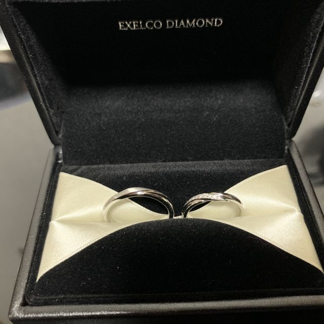 【エクセルコダイヤモンド(EXELCO DIAMOND)の口コミ】 ダイヤモンドが多く、流れるようなデザインでとても素敵だなと思いこちら…