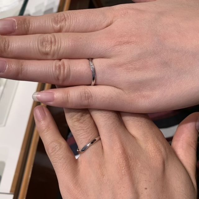【銀座ダイヤモンドシライシの口コミ】 手への指輪のフィット感が良く決めました。
ウェーブ形状が、手にしっくり…