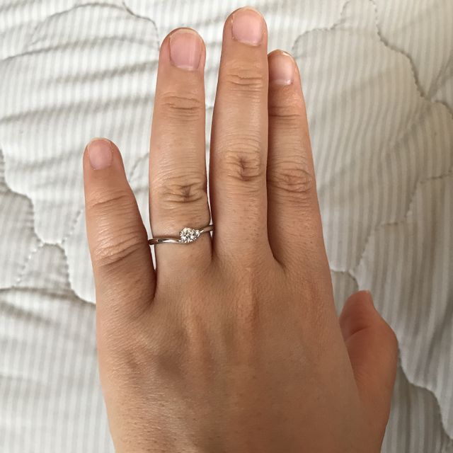 【アイプリモ(I-PRIMO)の口コミ】 とてもかわいいデザインで気に入りました。
指輪が斜めになっているデザイ…