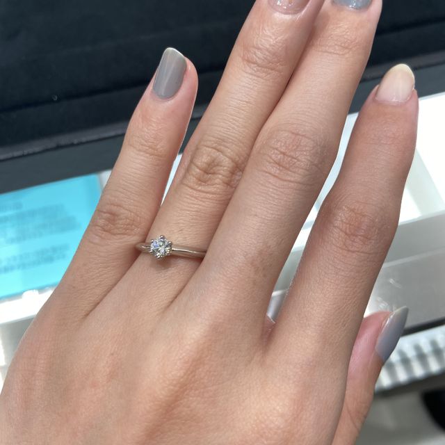 【ティファニー(Tiffany & Co.)の口コミ】 指輪のデザインは一般的なものです。奇抜なものは好きではないですしとて…