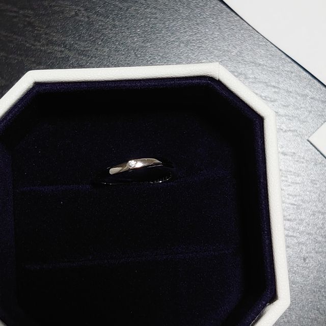 【4℃ BRIDAL(ヨンドシーブライダル)の口コミ】 指輪のデザインは、軽いウェーブで表に一つ、裏に一つダイヤが入ってます…