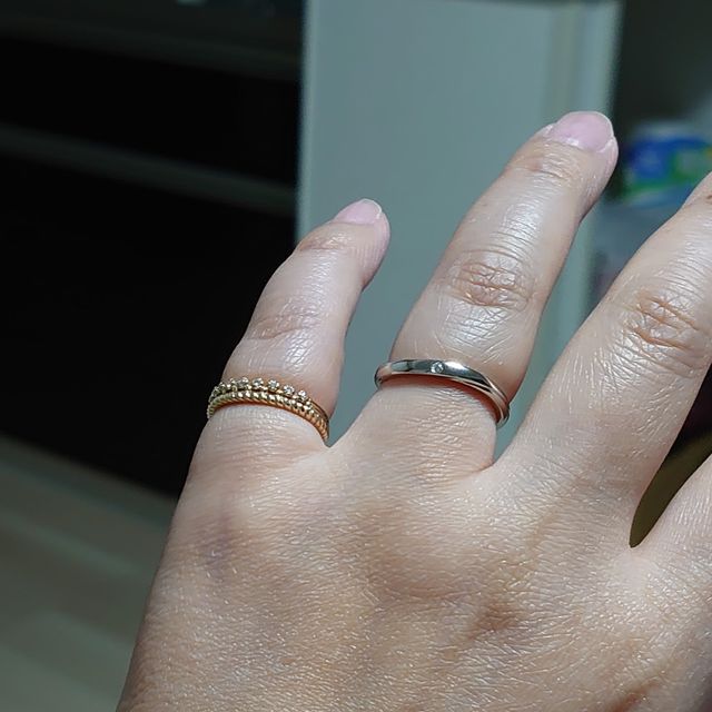 【4℃ BRIDAL(ヨンドシーブライダル)の口コミ】 指輪のデザインは、軽いウェーブで表に一つ、裏に一つダイヤが入ってます…
