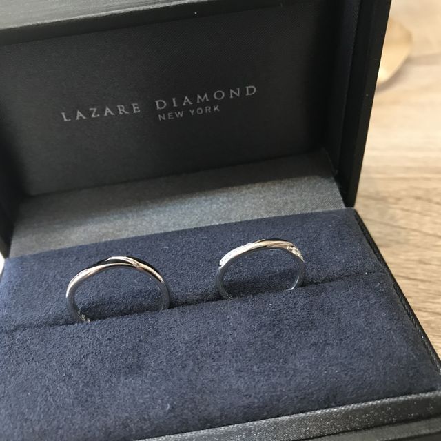 【ラザール ダイヤモンド(LAZARE DIAMOND)の口コミ】 あまりないデザインの指輪にしたく、左右二箇所ににダイヤモンドが煌めく…